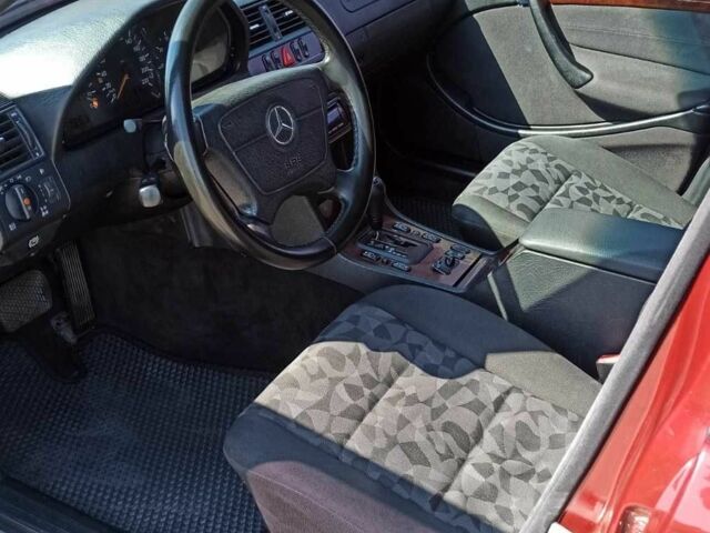 Красный Мерседес 220, объемом двигателя 2.2 л и пробегом 411 тыс. км за 4500 $, фото 12 на Automoto.ua