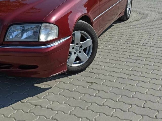 Красный Мерседес 220, объемом двигателя 2.2 л и пробегом 411 тыс. км за 4500 $, фото 9 на Automoto.ua