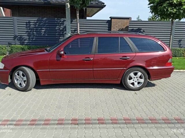 Красный Мерседес 220, объемом двигателя 2.2 л и пробегом 411 тыс. км за 4500 $, фото 3 на Automoto.ua