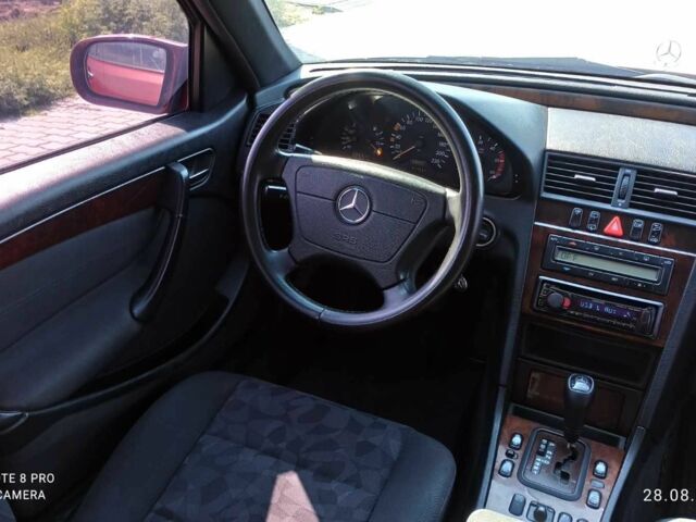 Красный Мерседес 220, объемом двигателя 2.2 л и пробегом 411 тыс. км за 4500 $, фото 16 на Automoto.ua