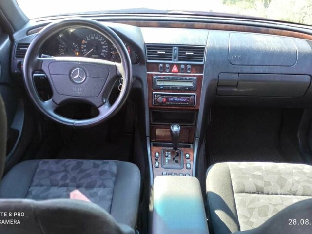 Красный Мерседес 220, объемом двигателя 2.2 л и пробегом 411 тыс. км за 4500 $, фото 14 на Automoto.ua