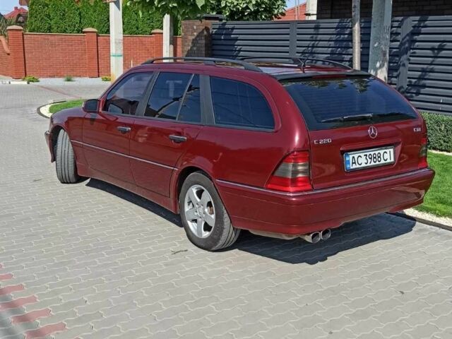 Красный Мерседес 220, объемом двигателя 2.2 л и пробегом 411 тыс. км за 5300 $, фото 4 на Automoto.ua