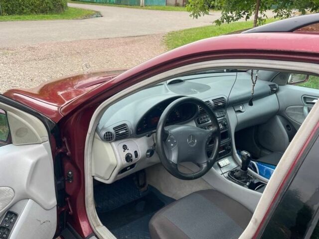 Червоний Мерседес 220, об'ємом двигуна 2.2 л та пробігом 3 тис. км за 3200 $, фото 4 на Automoto.ua