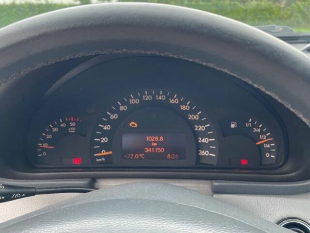 Червоний Мерседес 220, об'ємом двигуна 2.2 л та пробігом 3 тис. км за 3200 $, фото 6 на Automoto.ua