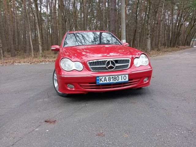 Красный Мерседес 220, объемом двигателя 2.1 л и пробегом 470 тыс. км за 6300 $, фото 1 на Automoto.ua