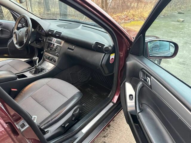 Красный Мерседес 220, объемом двигателя 2.2 л и пробегом 320 тыс. км за 2650 $, фото 11 на Automoto.ua