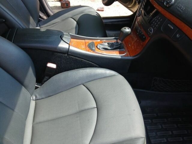 Желтый Мерседес 220, объемом двигателя 2.1 л и пробегом 740 тыс. км за 5200 $, фото 3 на Automoto.ua