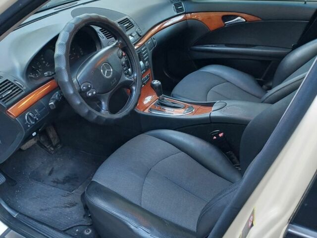 Желтый Мерседес 220, объемом двигателя 2.1 л и пробегом 300 тыс. км за 4500 $, фото 6 на Automoto.ua