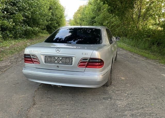Серый Мерседес 220, объемом двигателя 2.2 л и пробегом 235 тыс. км за 6250 $, фото 4 на Automoto.ua