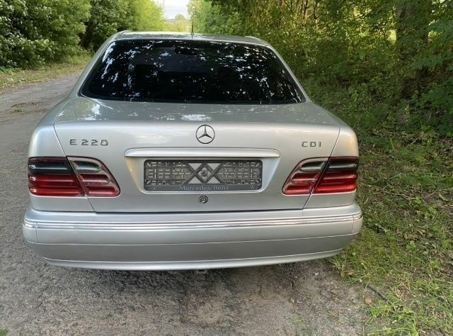 Серый Мерседес 220, объемом двигателя 2.2 л и пробегом 235 тыс. км за 6250 $, фото 2 на Automoto.ua