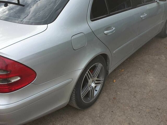 Серый Мерседес 220, объемом двигателя 2.2 л и пробегом 390 тыс. км за 3900 $, фото 2 на Automoto.ua