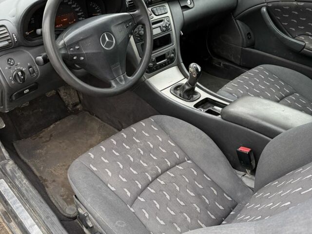 Серый Мерседес 220, объемом двигателя 2.1 л и пробегом 270 тыс. км за 1500 $, фото 6 на Automoto.ua