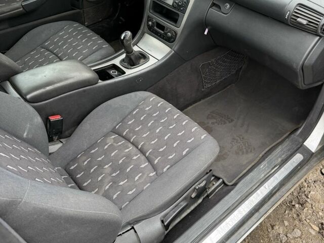 Серый Мерседес 220, объемом двигателя 2.1 л и пробегом 270 тыс. км за 1500 $, фото 5 на Automoto.ua