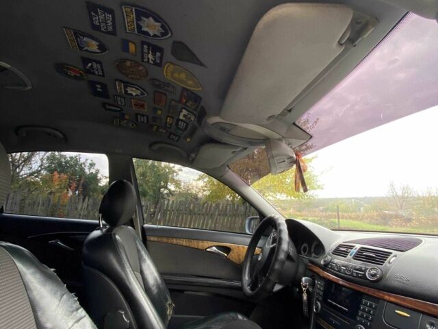 Серый Мерседес 220, объемом двигателя 2 л и пробегом 500 тыс. км за 3600 $, фото 5 на Automoto.ua