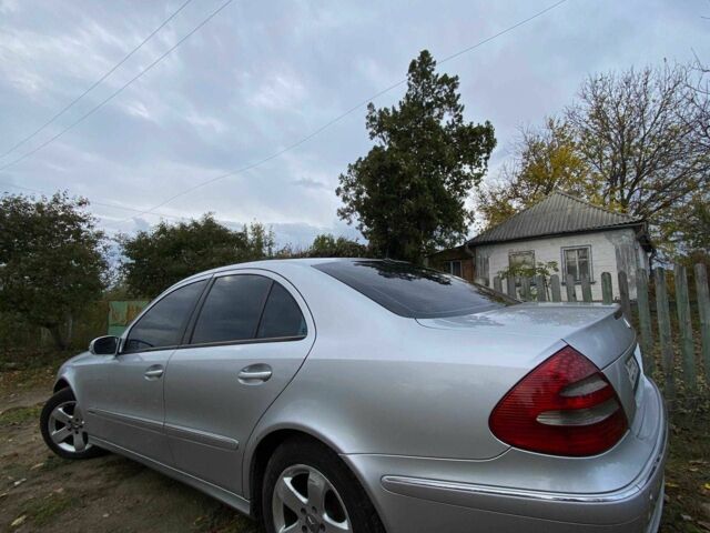 Серый Мерседес 220, объемом двигателя 2 л и пробегом 500 тыс. км за 3600 $, фото 2 на Automoto.ua