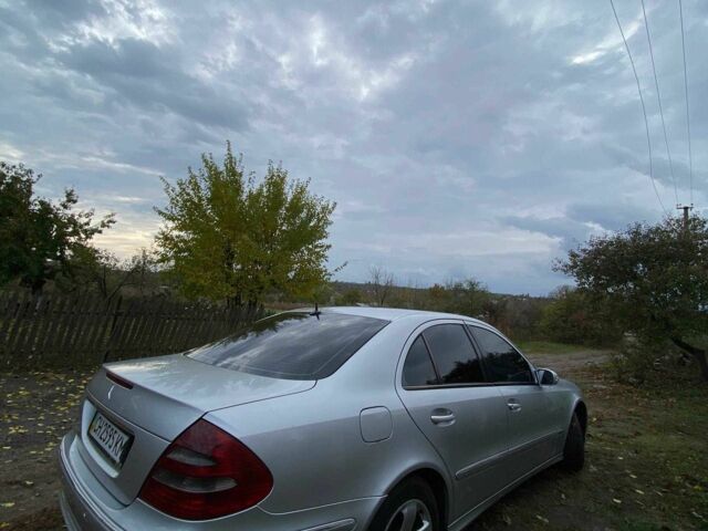 Серый Мерседес 220, объемом двигателя 2 л и пробегом 500 тыс. км за 3600 $, фото 3 на Automoto.ua