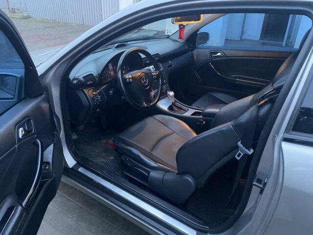 Серый Мерседес 220, объемом двигателя 2.2 л и пробегом 257 тыс. км за 5999 $, фото 6 на Automoto.ua