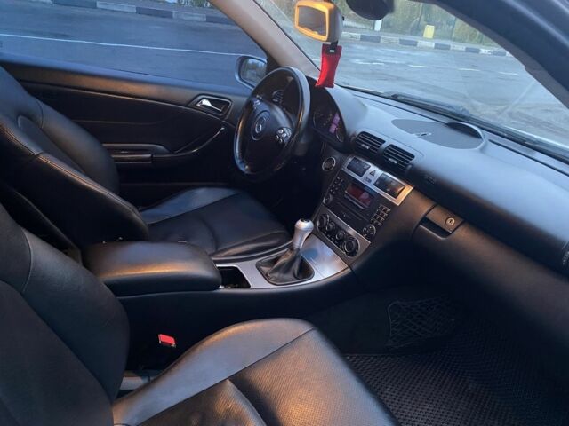 Серый Мерседес 220, объемом двигателя 2.2 л и пробегом 257 тыс. км за 5999 $, фото 4 на Automoto.ua