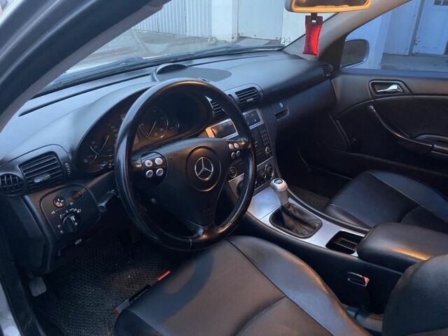 Серый Мерседес 220, объемом двигателя 2.2 л и пробегом 257 тыс. км за 5999 $, фото 7 на Automoto.ua