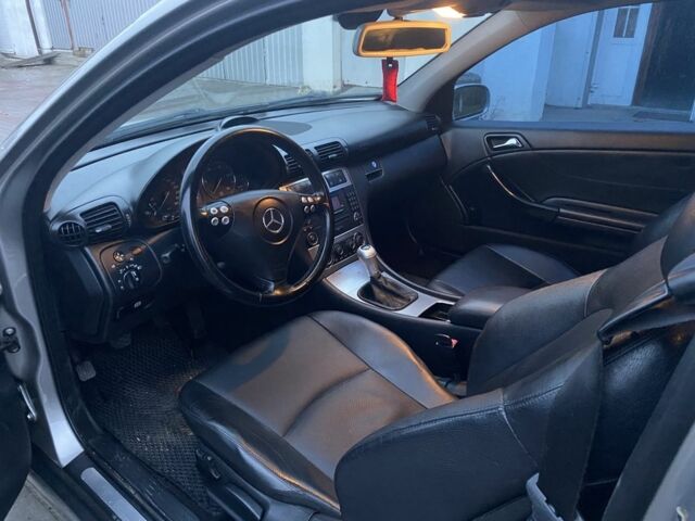 Серый Мерседес 220, объемом двигателя 2.2 л и пробегом 257 тыс. км за 5999 $, фото 5 на Automoto.ua