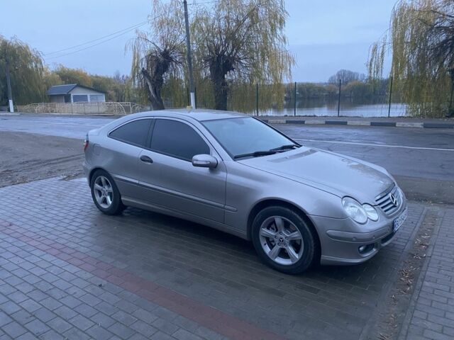 Серый Мерседес 220, объемом двигателя 2.2 л и пробегом 257 тыс. км за 5999 $, фото 2 на Automoto.ua