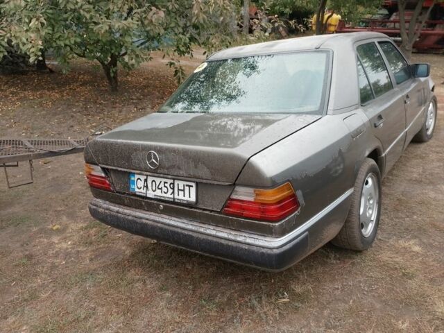 Серый Мерседес 220, объемом двигателя 2.3 л и пробегом 350 тыс. км за 1069 $, фото 2 на Automoto.ua