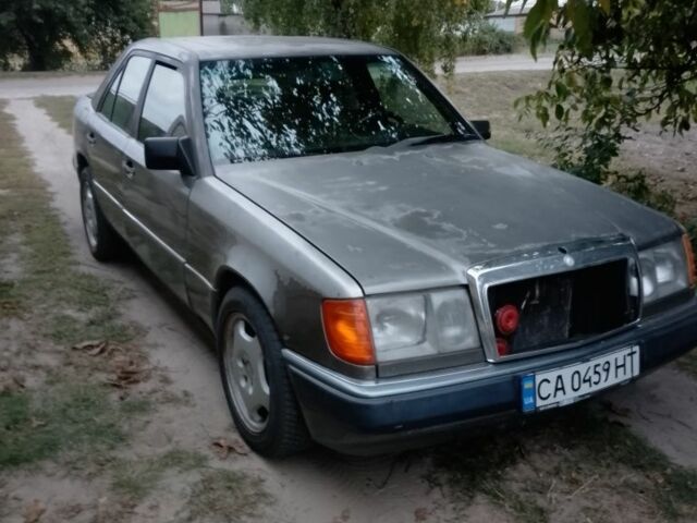 Серый Мерседес 220, объемом двигателя 2.3 л и пробегом 350 тыс. км за 1069 $, фото 1 на Automoto.ua