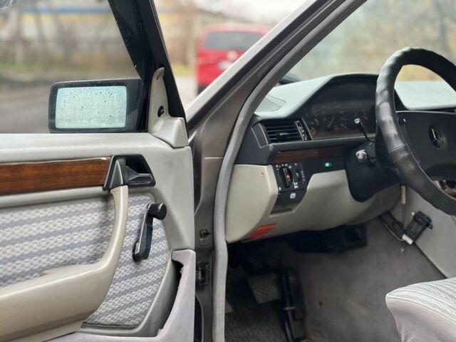 Серый Мерседес 220, объемом двигателя 2.3 л и пробегом 300 тыс. км за 1800 $, фото 11 на Automoto.ua