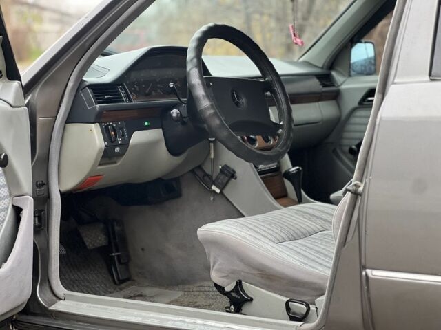 Серый Мерседес 220, объемом двигателя 2.3 л и пробегом 300 тыс. км за 1800 $, фото 12 на Automoto.ua