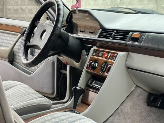 Серый Мерседес 220, объемом двигателя 2.3 л и пробегом 300 тыс. км за 1800 $, фото 14 на Automoto.ua