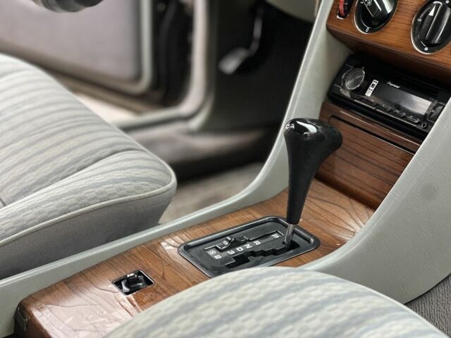 Серый Мерседес 220, объемом двигателя 2.3 л и пробегом 300 тыс. км за 1800 $, фото 15 на Automoto.ua