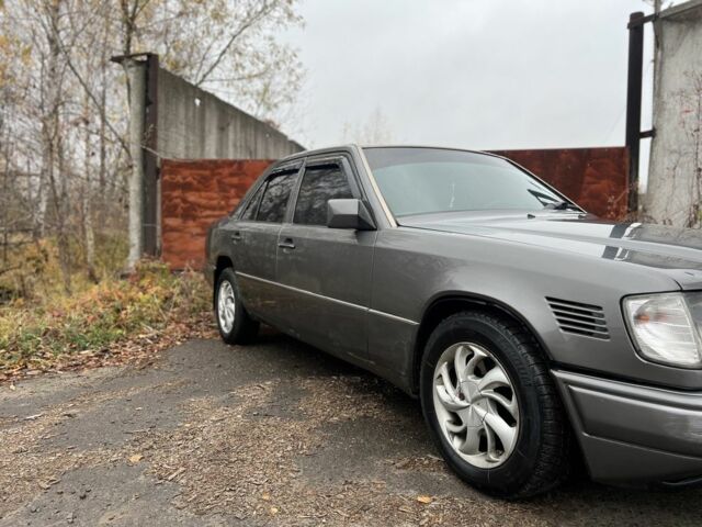 Серый Мерседес 220, объемом двигателя 2.3 л и пробегом 300 тыс. км за 1800 $, фото 6 на Automoto.ua