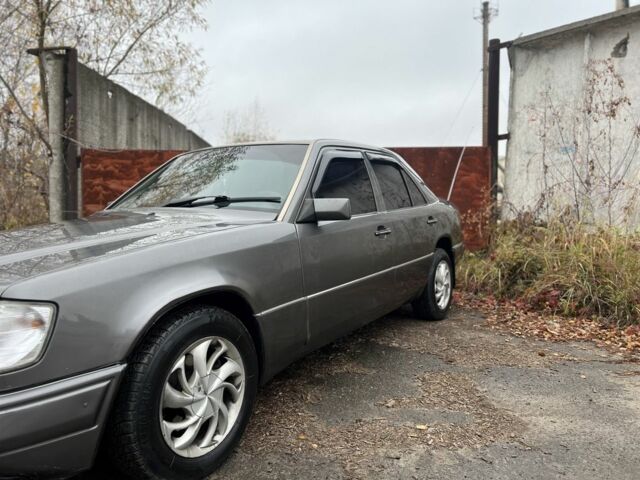 Серый Мерседес 220, объемом двигателя 2.3 л и пробегом 300 тыс. км за 1800 $, фото 2 на Automoto.ua