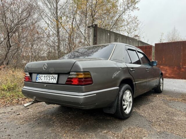 Серый Мерседес 220, объемом двигателя 2.3 л и пробегом 300 тыс. км за 1800 $, фото 10 на Automoto.ua