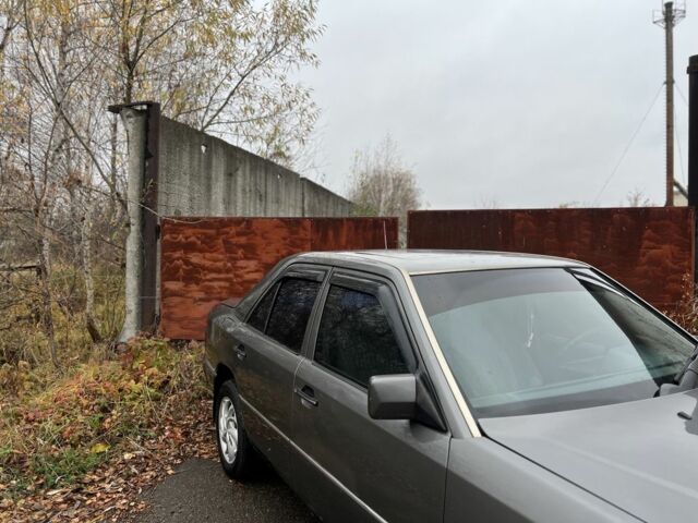 Серый Мерседес 220, объемом двигателя 2.3 л и пробегом 300 тыс. км за 1800 $, фото 7 на Automoto.ua