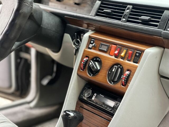 Серый Мерседес 220, объемом двигателя 2.3 л и пробегом 300 тыс. км за 1800 $, фото 16 на Automoto.ua