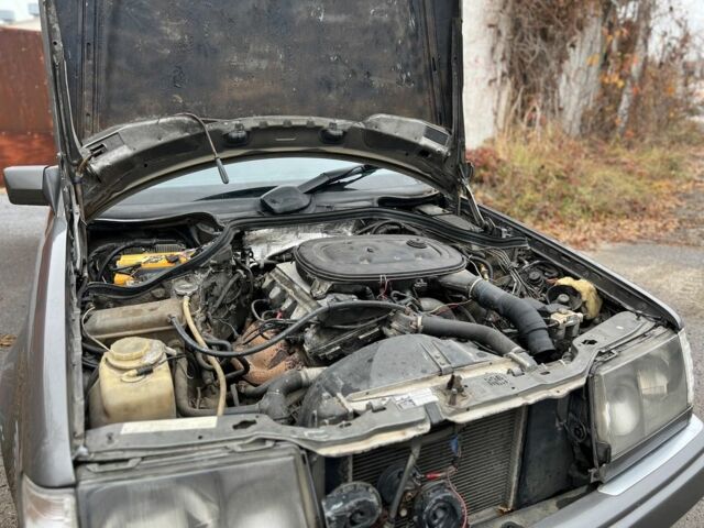 Серый Мерседес 220, объемом двигателя 2.3 л и пробегом 300 тыс. км за 1800 $, фото 19 на Automoto.ua