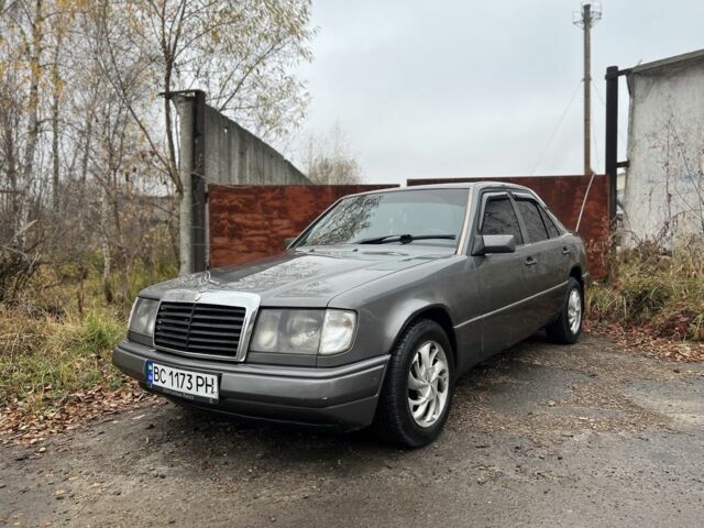 Серый Мерседес 220, объемом двигателя 2.3 л и пробегом 300 тыс. км за 1800 $, фото 1 на Automoto.ua