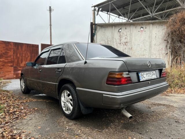 Серый Мерседес 220, объемом двигателя 2.3 л и пробегом 300 тыс. км за 1800 $, фото 8 на Automoto.ua