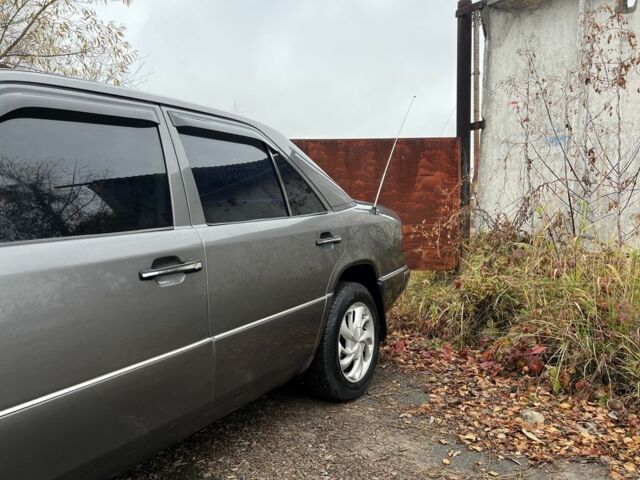 Серый Мерседес 220, объемом двигателя 2.3 л и пробегом 300 тыс. км за 1800 $, фото 4 на Automoto.ua