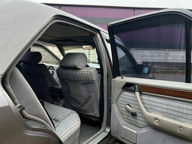 Серый Мерседес 220, объемом двигателя 2.3 л и пробегом 300 тыс. км за 1800 $, фото 17 на Automoto.ua