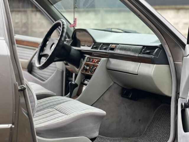 Серый Мерседес 220, объемом двигателя 2.3 л и пробегом 300 тыс. км за 1800 $, фото 13 на Automoto.ua