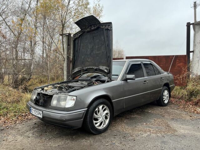 Серый Мерседес 220, объемом двигателя 2.3 л и пробегом 300 тыс. км за 1800 $, фото 18 на Automoto.ua