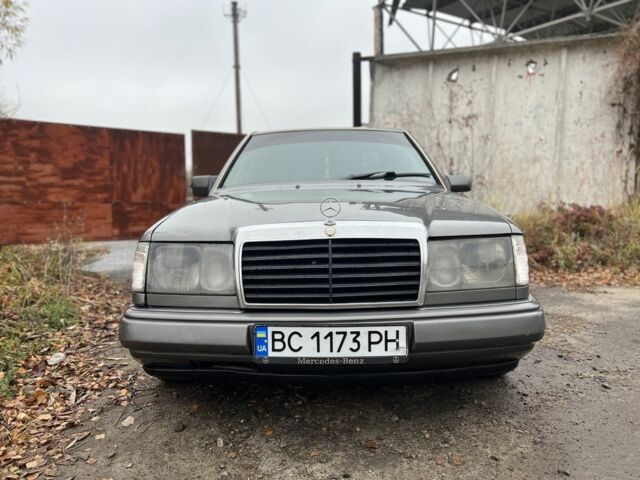 Серый Мерседес 220, объемом двигателя 2.3 л и пробегом 300 тыс. км за 1800 $, фото 3 на Automoto.ua