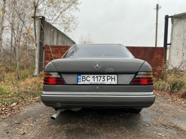 Серый Мерседес 220, объемом двигателя 2.3 л и пробегом 300 тыс. км за 1800 $, фото 9 на Automoto.ua