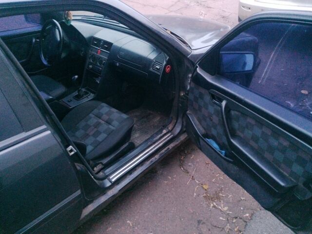 Серый Мерседес 220, объемом двигателя 2.2 л и пробегом 333 тыс. км за 1200 $, фото 7 на Automoto.ua