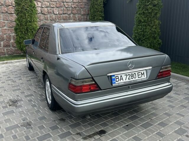 Серый Мерседес 220, объемом двигателя 2.2 л и пробегом 497 тыс. км за 3476 $, фото 5 на Automoto.ua