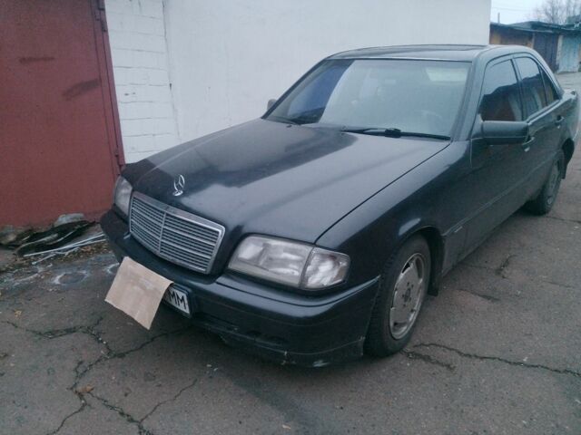 Серый Мерседес 220, объемом двигателя 2.2 л и пробегом 333 тыс. км за 1200 $, фото 1 на Automoto.ua