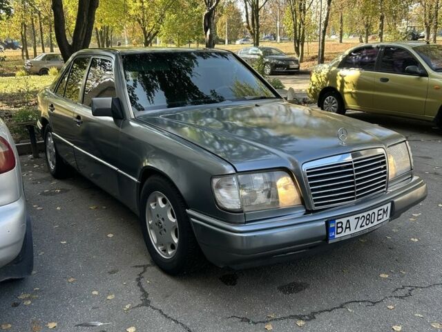 Серый Мерседес 220, объемом двигателя 2.2 л и пробегом 497 тыс. км за 3476 $, фото 1 на Automoto.ua