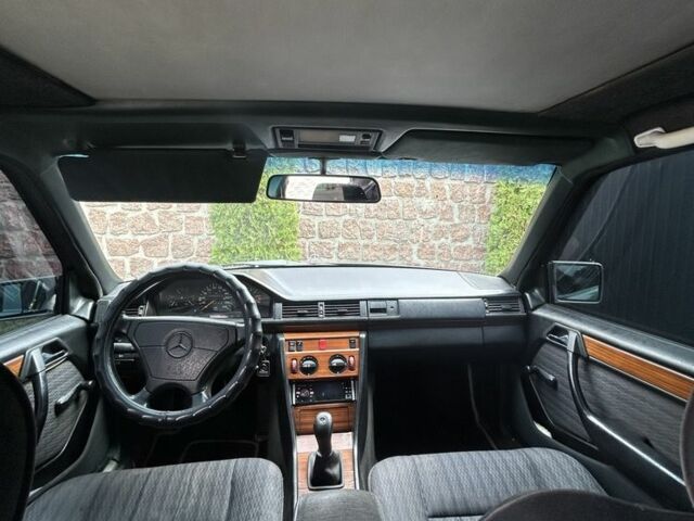 Серый Мерседес 220, объемом двигателя 2.2 л и пробегом 497 тыс. км за 3476 $, фото 4 на Automoto.ua